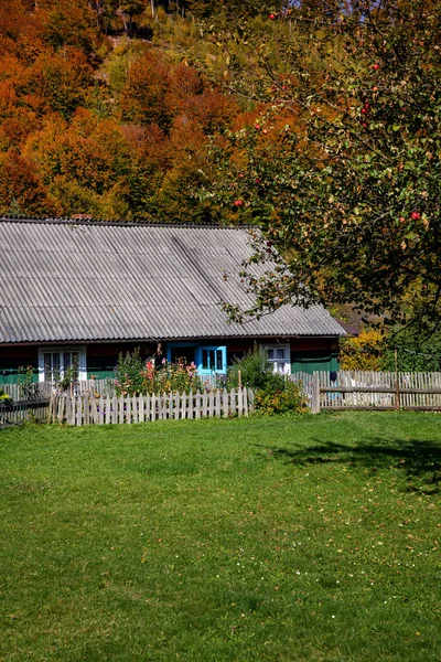 Wooden House Tourists Autumn Carpathian Mountains — Stock Photo, Image