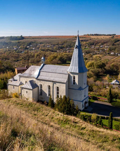 Gereja Katolik Lembah Desa Zinkiv Pada Hari Musim Gugur Ukraina — Stok Foto