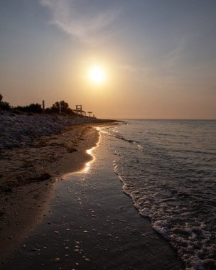 Dzharylgach adasındaki sahilde gün batımı.
