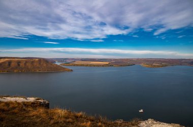 Dinyester Nehri üzerindeki Bakota Körfezi 'nin sonbahar günündeki güzel manzarası.. 