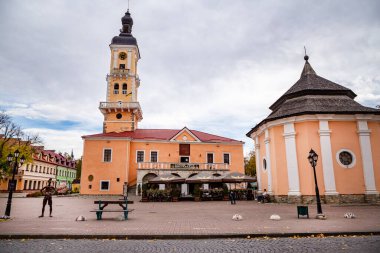 Ukrayna. Kamianets-Podilskyi. 21 Ekim 2021. Merkez meydandaki turist anıtı.. 