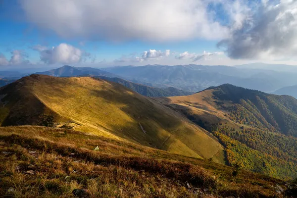 Schöne Herbstberge Den Karpaten Ein Bergspaziergang Bei Sonnigem Wetter — Stockfoto