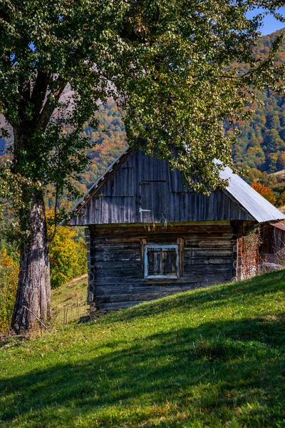 秋天喀尔巴阡山脉供游客居住的木制房屋 — 图库照片
