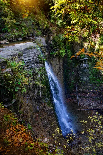 Bela Cachoeira Entre Cânion Nas Montanhas Dos Cárpatos Cachoeira Manyavsky — Fotografia de Stock