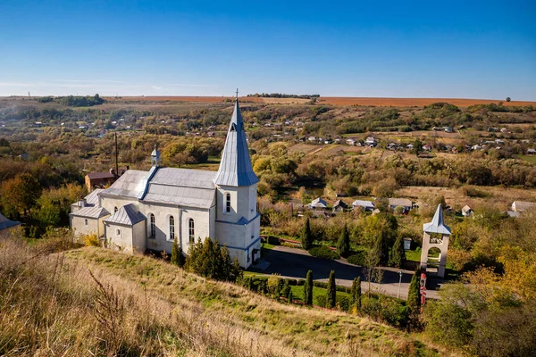 Gereja Katolik Lembah Desa Zinkiv Pada Hari Musim Gugur Ukraina — Stok Foto