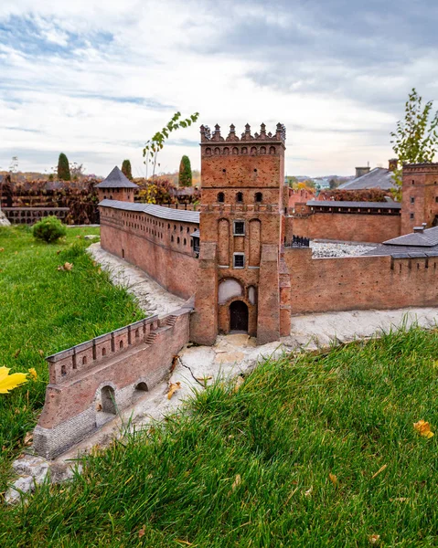 Ukrayna. Kamianets-Podilskyi. 21 Ekim 2020. Açık havada minyatür kaleler ve kaleler müzesi. 