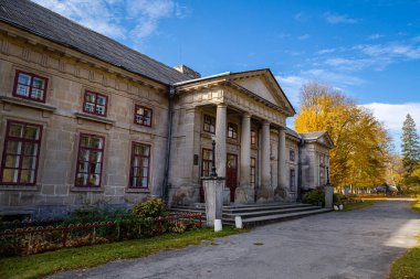 Sonbahar günü Maliyivtsi köyündeki Orlovsky 'lerin güzel sarayı. 