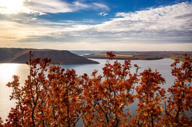 Dinyester Nehri üzerindeki Bakota Körfezi 'nin sonbahar günündeki güzel manzarası.. 