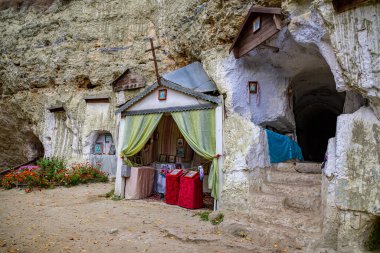 Sonbahar günü Dinyester nehrinin üzerindeki Bakota 'daki mağara manastırı.. 