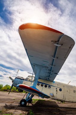 Terk edilmiş uçaklar. Açık havada eski bir uçak.. 