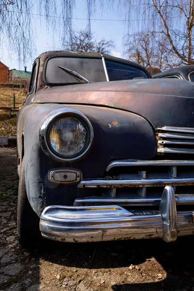 苏联旧式复古汽车在露天飞行 苏联时代的一辆汽车的残骸 — 图库照片
