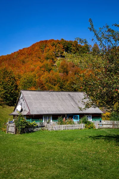Деревянный Дом Туристов Осенью Карпатах — стоковое фото
