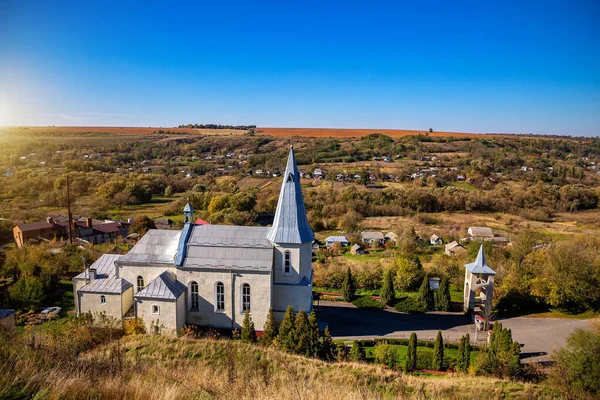 Gereja Katolik Lembah Desa Zinkiv Pada Hari Musim Gugur Ukraina — Stok Foto