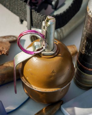 Eski Sovyet el bombası Rgd-5 kabukları ve parçaları arka planı.