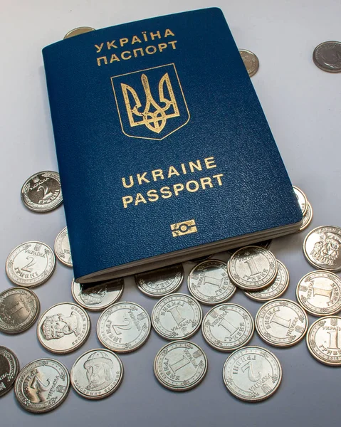ウクライナのパスポートと新硬貨 — ストック写真