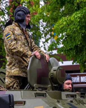 Khmelnitsky. Ukrayna. 23 Mayıs 2021. Kahramanlar Günü için Ukrayna askerleri geçit töreninde.. 