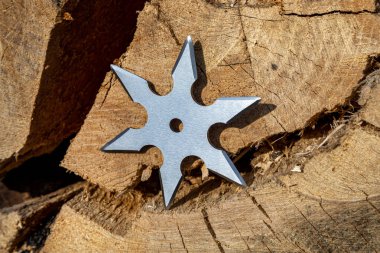 Shuriken (fırlatma yıldızı), geleneksel Japon Ninja soğuk silahı ahşap arka planda sıkışmış