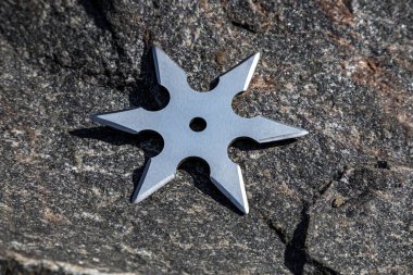 Shuriken (yıldız atma), geleneksel japon ninja soğuk silah sıkışmış 