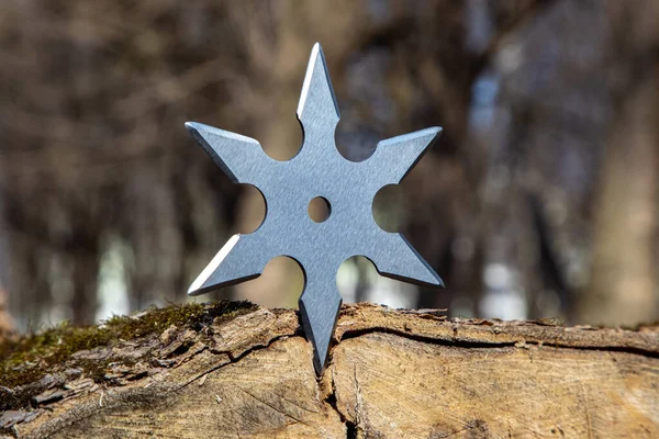 Shuriken (fırlatma yıldızı), geleneksel Japon Ninja soğuk silahı ahşap arka planda sıkışmış