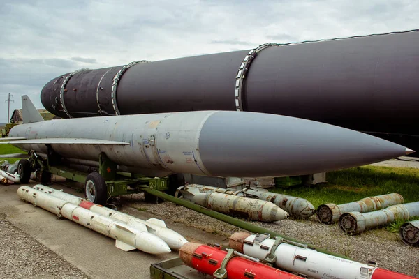 Ukrayna. Pervomaisk. 1 Mayıs 2017. Füze Birlikleri Müzesi 'nde balistik ve seyir füzeleri. 