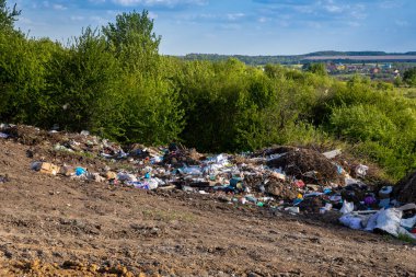 Şehrin dışındaki açık havada çöplük..