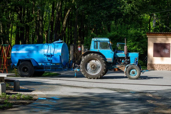Tractor Met Watertank Voor Het Besproeien Bij Droog Weer — Stockfoto