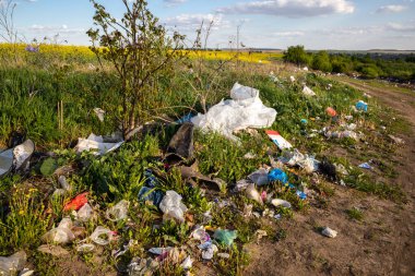 Şehrin dışındaki açık havada çöplük..