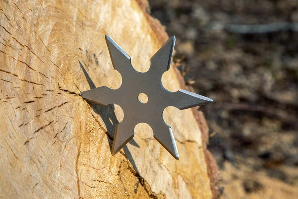 Shuriken Wurfstern Traditionelle Japanische Ninja Kaltwaffe Die Hölzernen Hintergrund Steckt — Stockfoto