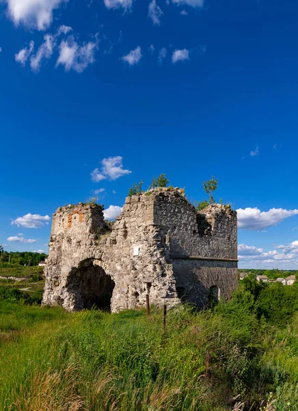 欧洲一座古城堡的遗迹和废墟 教科文组织在乌克兰Sutkivtsi村的遗产 — 图库照片