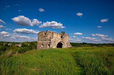 Avrupa 'da eski bir şatonun kalıntıları. Ukrayna 'nın Sutkivtsi köyündeki UNESCO mirası.