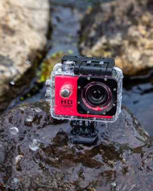 Suya yerleştirilmiş, su geçirmez bir çantada kamera var..