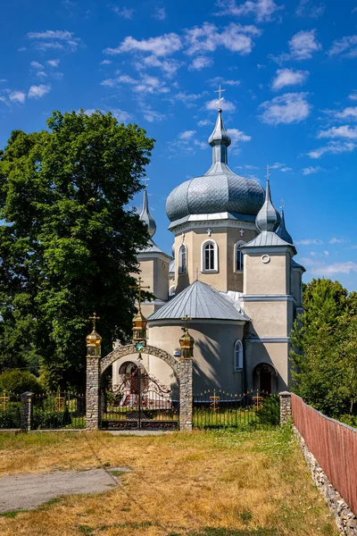 Православная Церковь Московского Патриархата Украинском Селе — стоковое фото