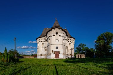 Eski kilise Ukrayna 'da Sutkivtsi köyünde bir kaledir.
