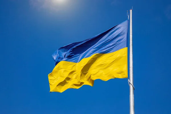 Bandera Ucrania Sobre Fondo Cielo Azul Bandera Más Grande Ucrania — Foto de Stock