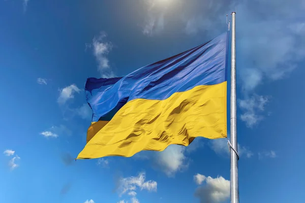 青空を背景にウクライナの国旗 ウクライナ最大の旗 — ストック写真