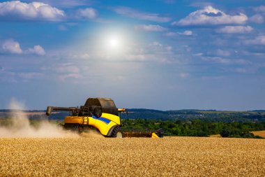 Olgun buğday hasat eden hasatçıyı birleştirin. Savaş sırasında Ukrayna 'da hasat ve tahıl için dünya krizi..