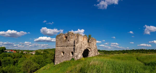 欧洲一座古城堡的遗迹和废墟 教科文组织在乌克兰Sutkivtsi村的遗产 — 图库照片