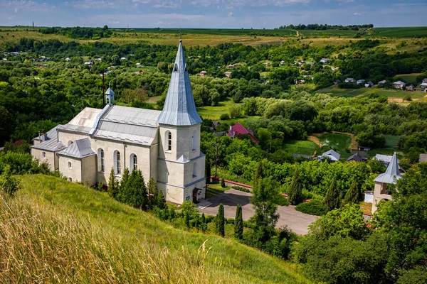 乌克兰Zinkiv村的天主教堂 夏日的乡村风景和美丽的教堂 — 图库照片