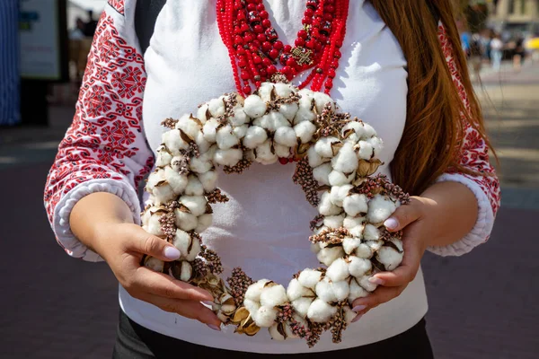 Ukrainian Girl Embroidered Dress Holds Cotton Wreath — Fotografia de Stock