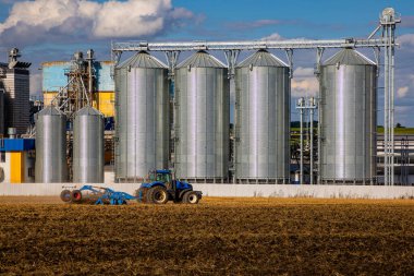 Tarım Siloları. Tahıl depolama ve kurutma tahıl, buğday, mısır, soya, ayçiçeği beyaz bulutlu mavi gökyüzüne karşı. Ekin depolama
