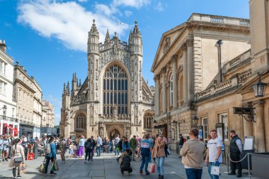 Bath şehri, İngiltere. 30-08-2020. Aziz Peter ve Aziz Paul Manastırı Kilisesi. İnsanlar şehir meydanında yürüyor.