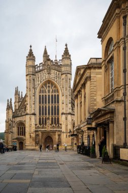Bath şehri, İngiltere. 07-08-2021. Öğleden sonra Roma Hamamlarının yanındaki Bath Abbey 'i gezmek.