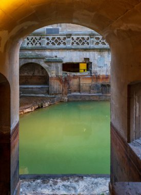 Bath şehri, İngiltere. 07-08-2021. Eski Roma hamamlarının duvar lambaları altında yenilenmiş akşam manzarası.