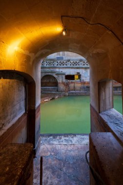 Bath şehri, İngiltere. 07-08-2021. Eski Roma hamamlarının duvar lambaları altında yenilenmiş akşam manzarası.