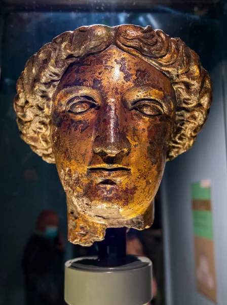 ローマの女神スリス ミネルヴァの頭は 英国のバスでローマ風呂の寺院で発見されました — ストック写真