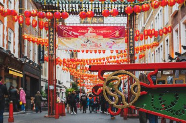 11/09/2019. Londra, İngiltere. Soho 'nun Çin Mahallesi' nde sokakları ve geçitleri süsleyen kırmızı fenerler.