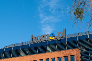 9 Nisan 2022. Szczecin, Polonya 'daki Home.pl şirketinin merkezi. Ukrayna 'yı desteklemek için logonun bayrağında renkler var. Polonya 'nın en büyük internet hizmet sağlayıcılarından biri. İnternet alan adları, web siteleri için sunucu, çevrimiçi mağazalar.