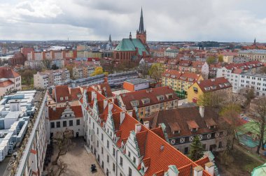 Kartpostal, şehir merkezindeki Szczecin 'de yüksek açı manzarası çatılar ve Havari James Katedrali Bazilikası. Polonya