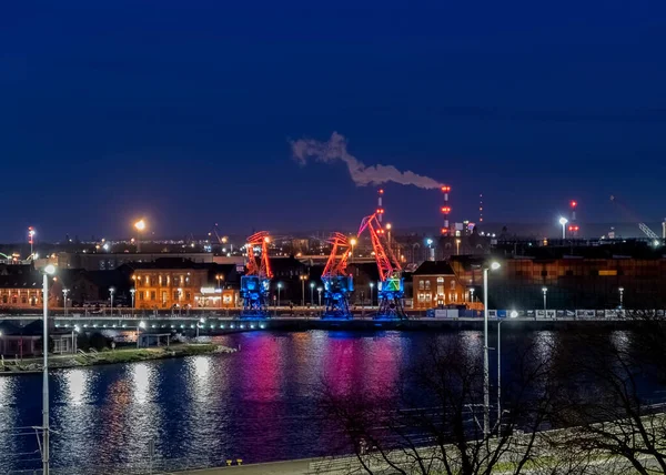 Trois Vieilles Grues Portuaires Colorées Illuminées Nuit Sur Boulevard Odra — Photo