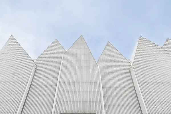 Polonya 'nın Szczecin kentindeki Mieczyslaw Karlowicz Filarmoni Konser Salonu. Filarmoni Salonu 'nun yeni modern ve soyut binası Avrupa Çağdaş Mimarlık Ödülü' ne layık görüldü..